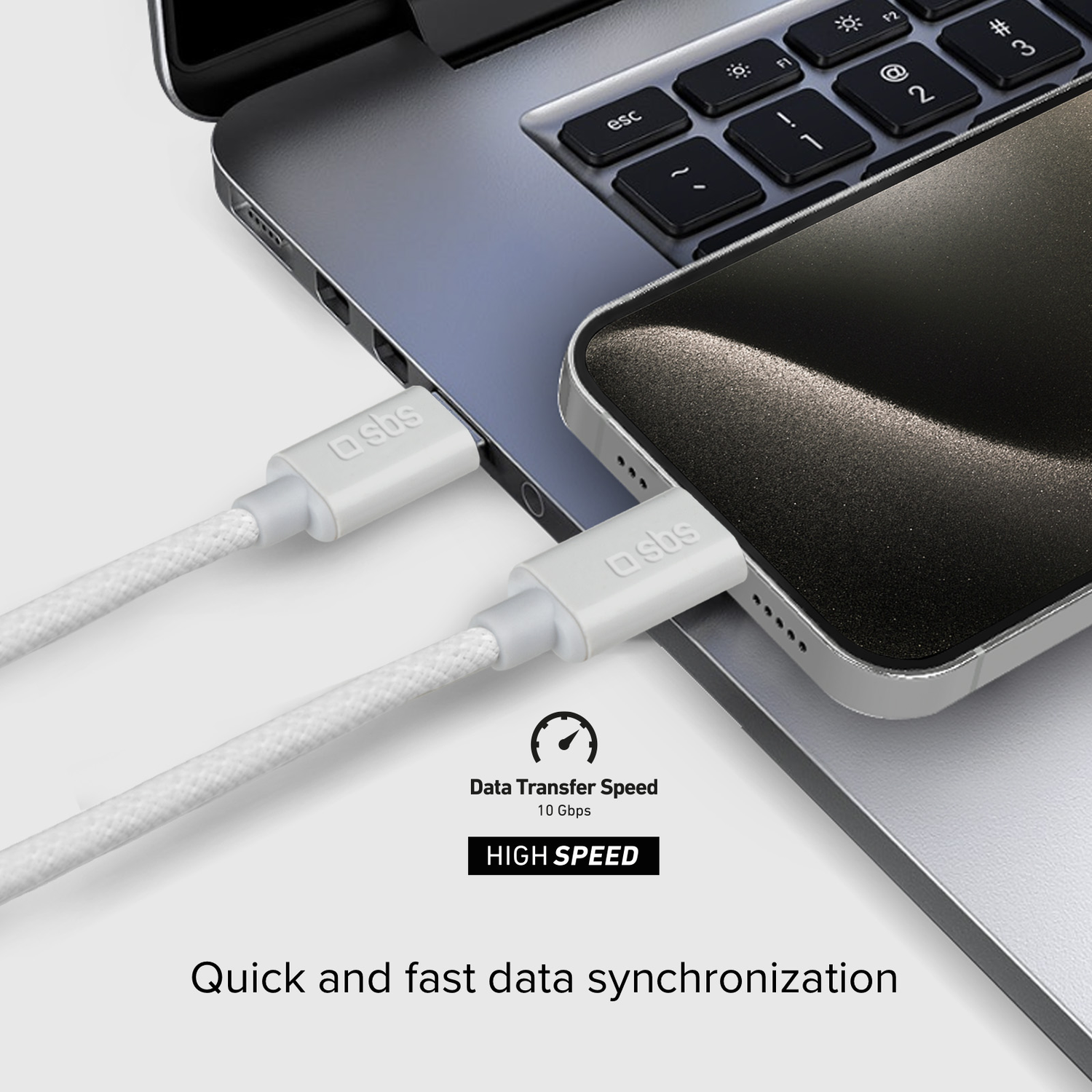 Ordinateur portable connecté à un téléphone avec un câble blanc. Vitesse: 10 Gbit/s. Synchronisation rapide des données.