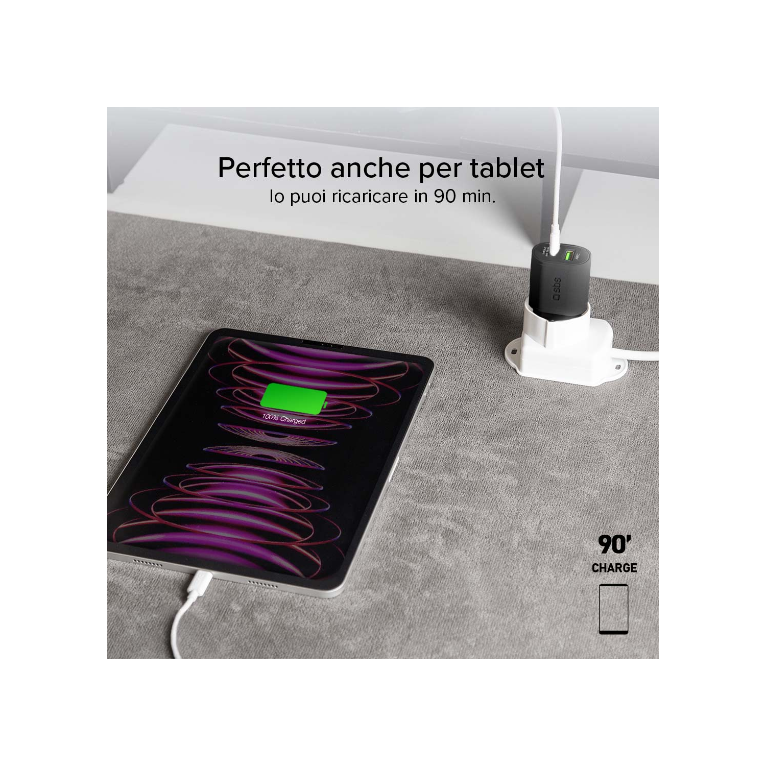 Tablet opladen met een zwarte oplader, kabel en een witte standaard. De tablet is groen en laadt op.