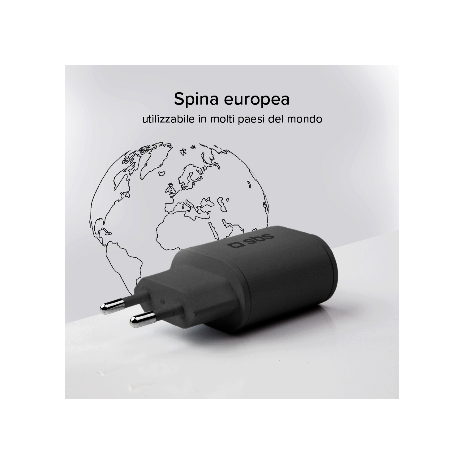 Zwarte voedingsadapter met twee pinnen. Een wereldkaart op de achtergrond.