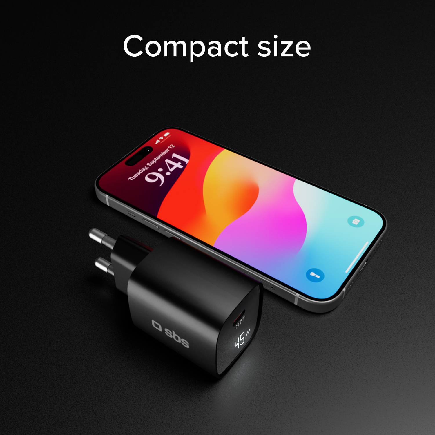 Chargeur noir et téléphone avec écran coloré, texte : Taille compacte.