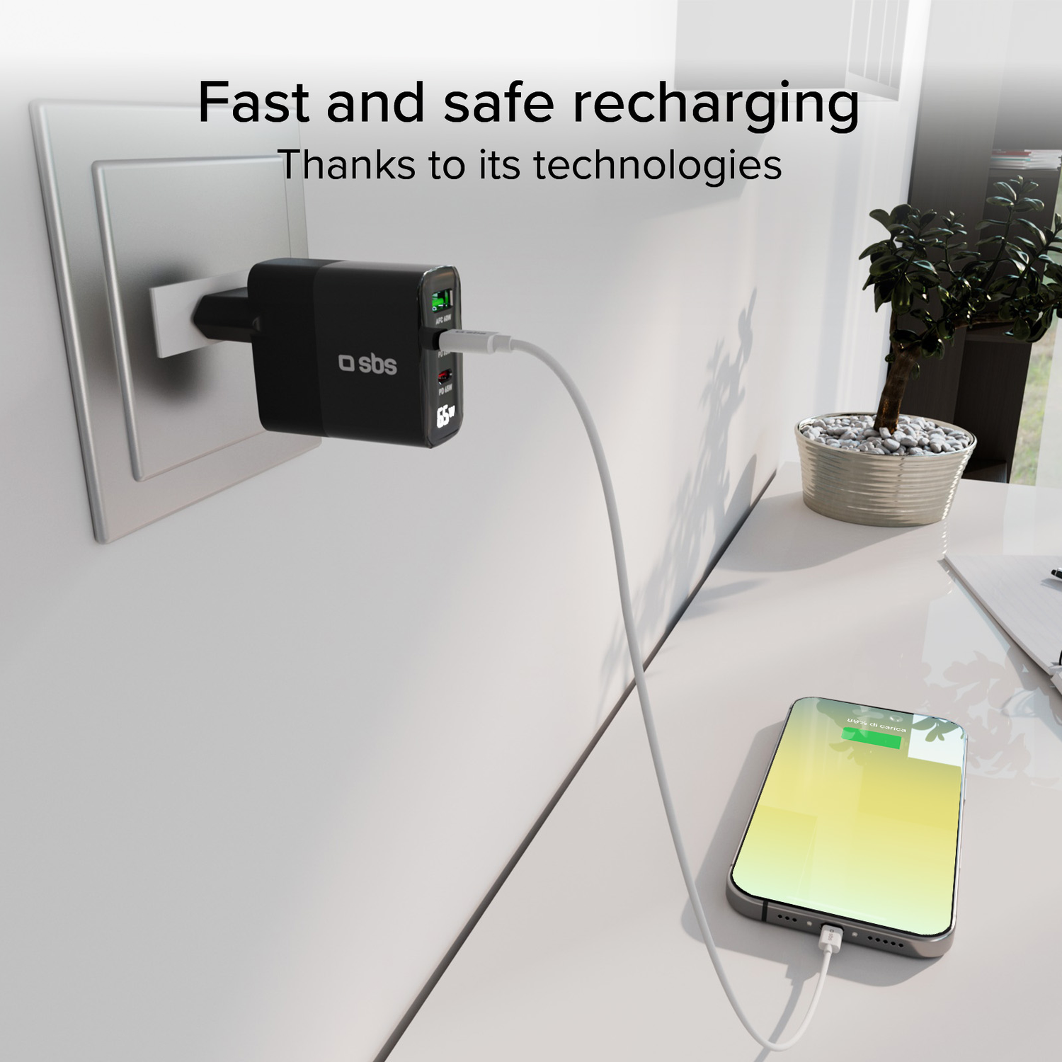 Chargeur noir branché dans un mur blanc, câble blanc connecté à un téléphone.