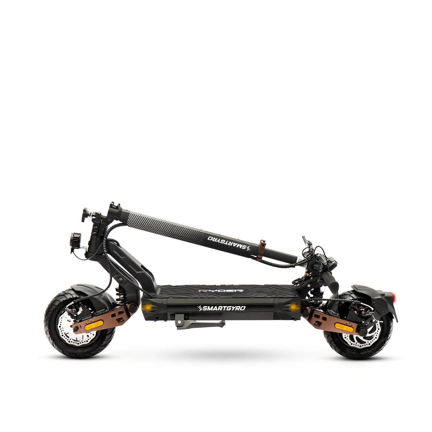Scooter eléctrico Smartgyro Ryder negro y marrón, fondo blanco.