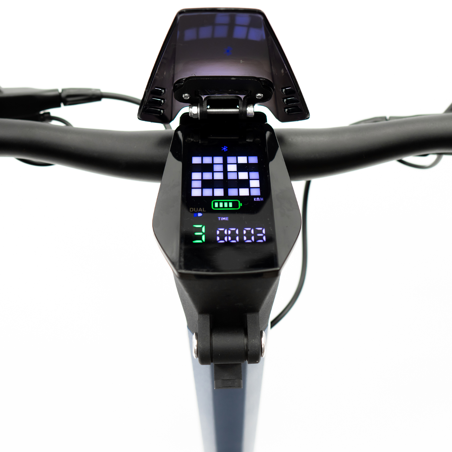 Manillar de patinete con pantalla digital que muestra velocidad, tiempo, batería e icono Bluetooth.
