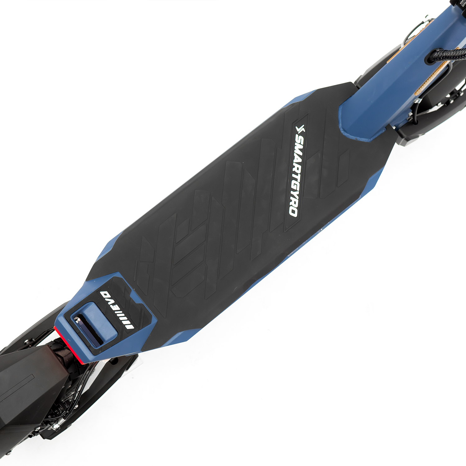 Una vista cenital de un scooter negro y azul.
