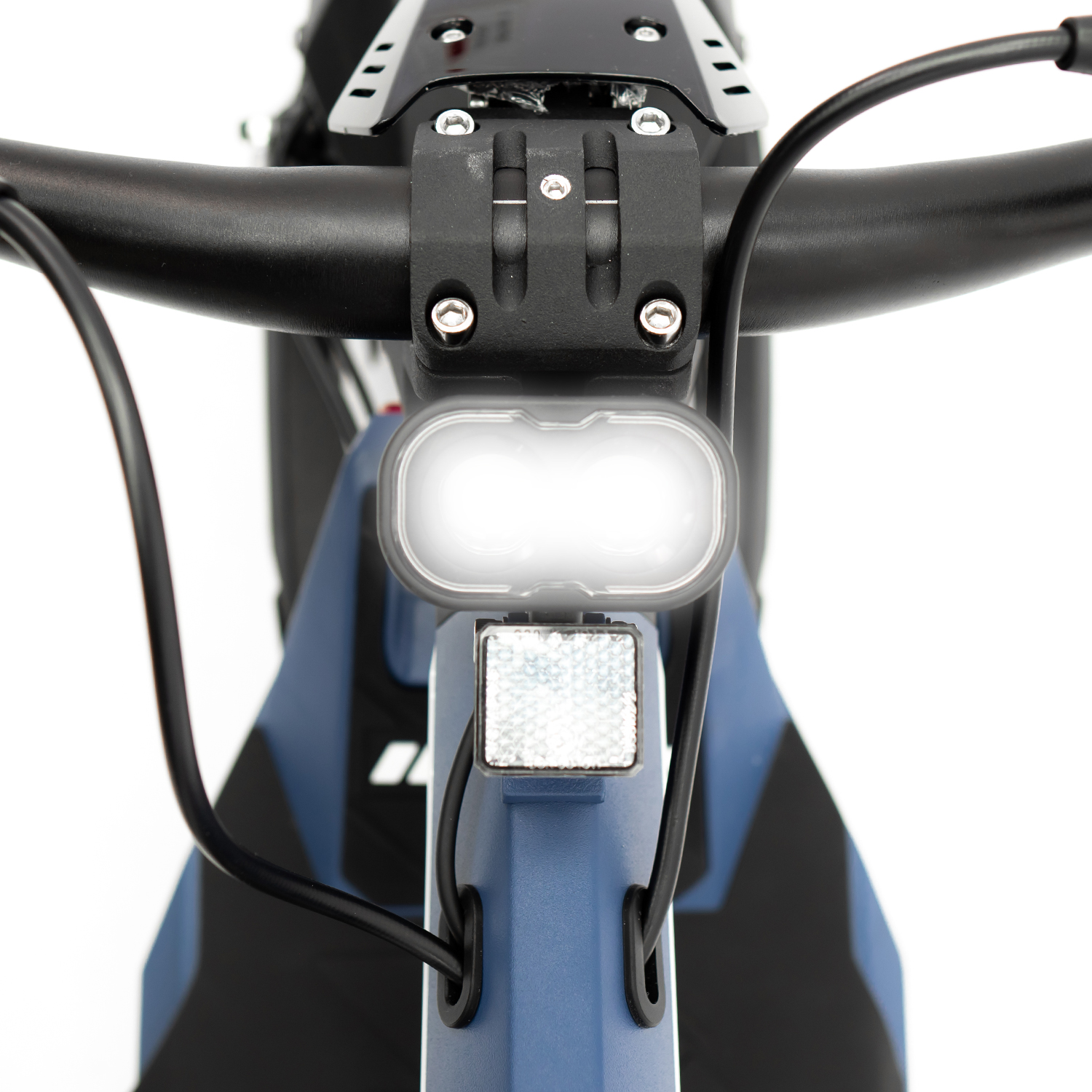 Frente del scooter, mostrando faro, reflector y manillar. Combinación de colores azul y negro.