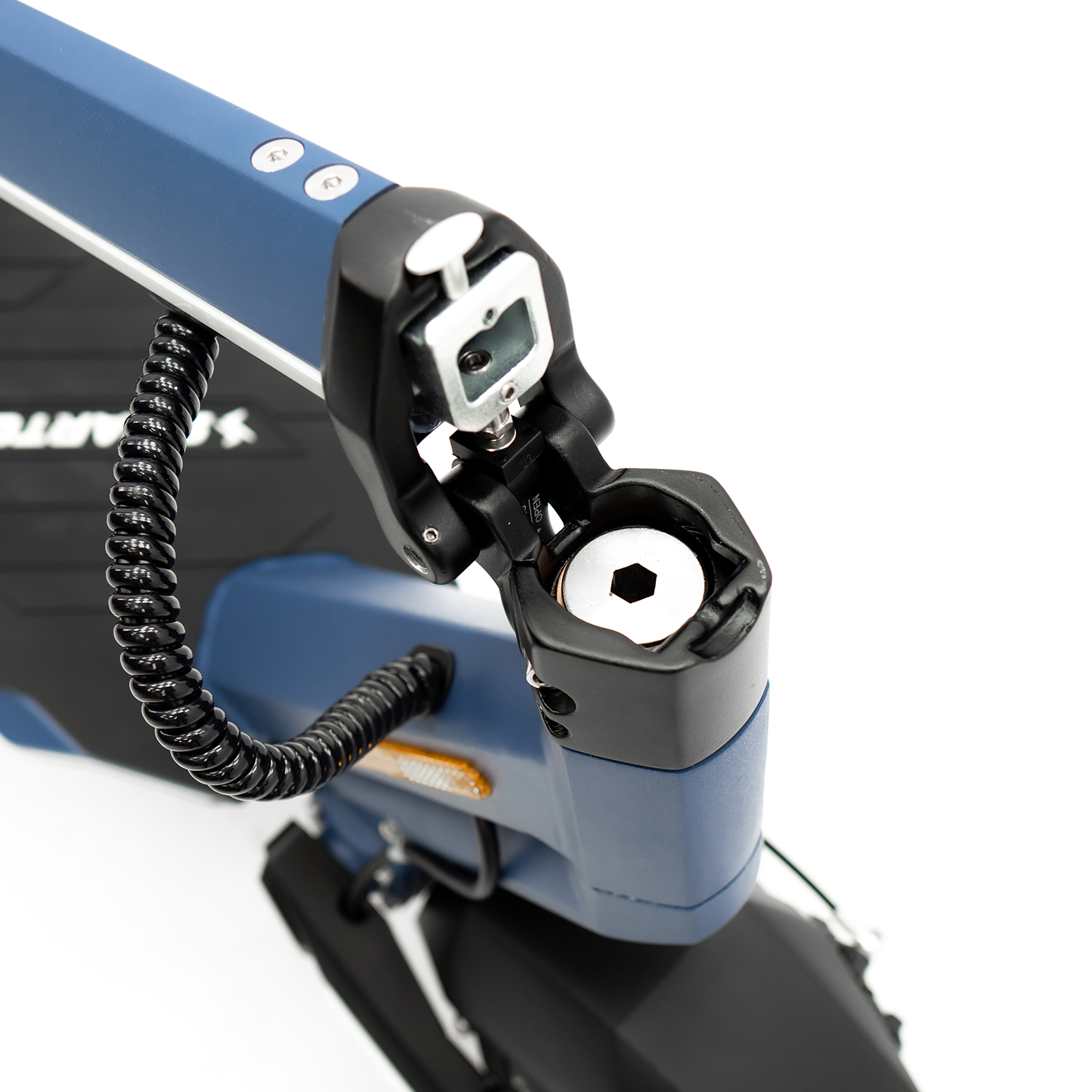 Primer plano de parte de un scooter con un zócalo hexagonal, cable negro y color azul.