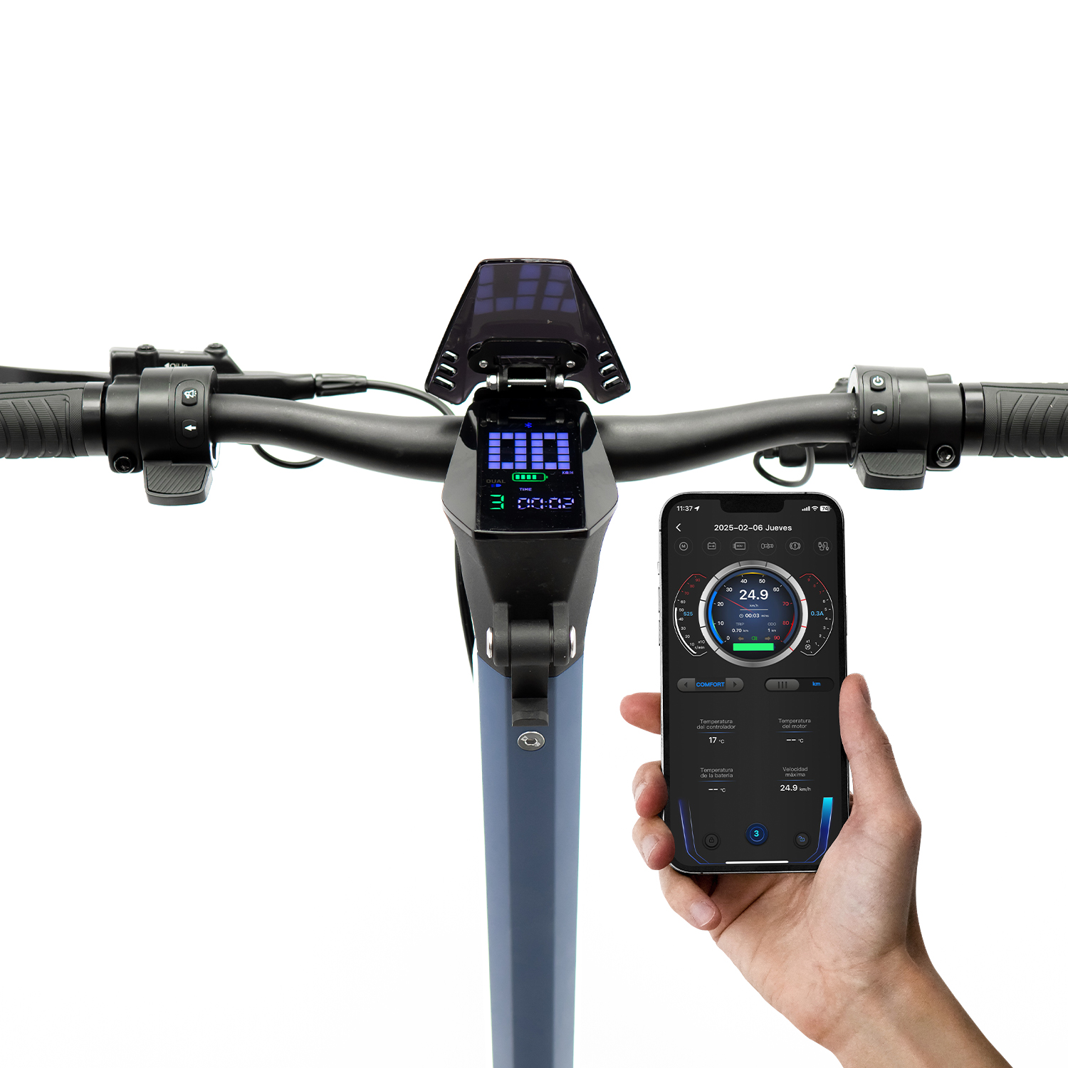 Manillar de patinete eléctrico con pantalla mostrando datos. Teléfono a la derecha muestra más datos.
