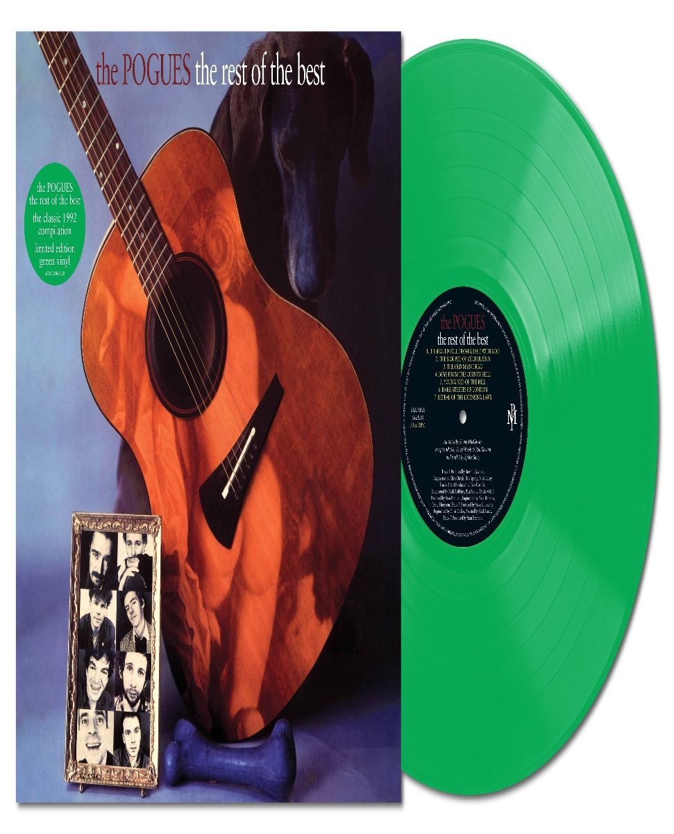 Albumhoes, groene vinylplaat, gitaar, hond en ingelijste foto's.
