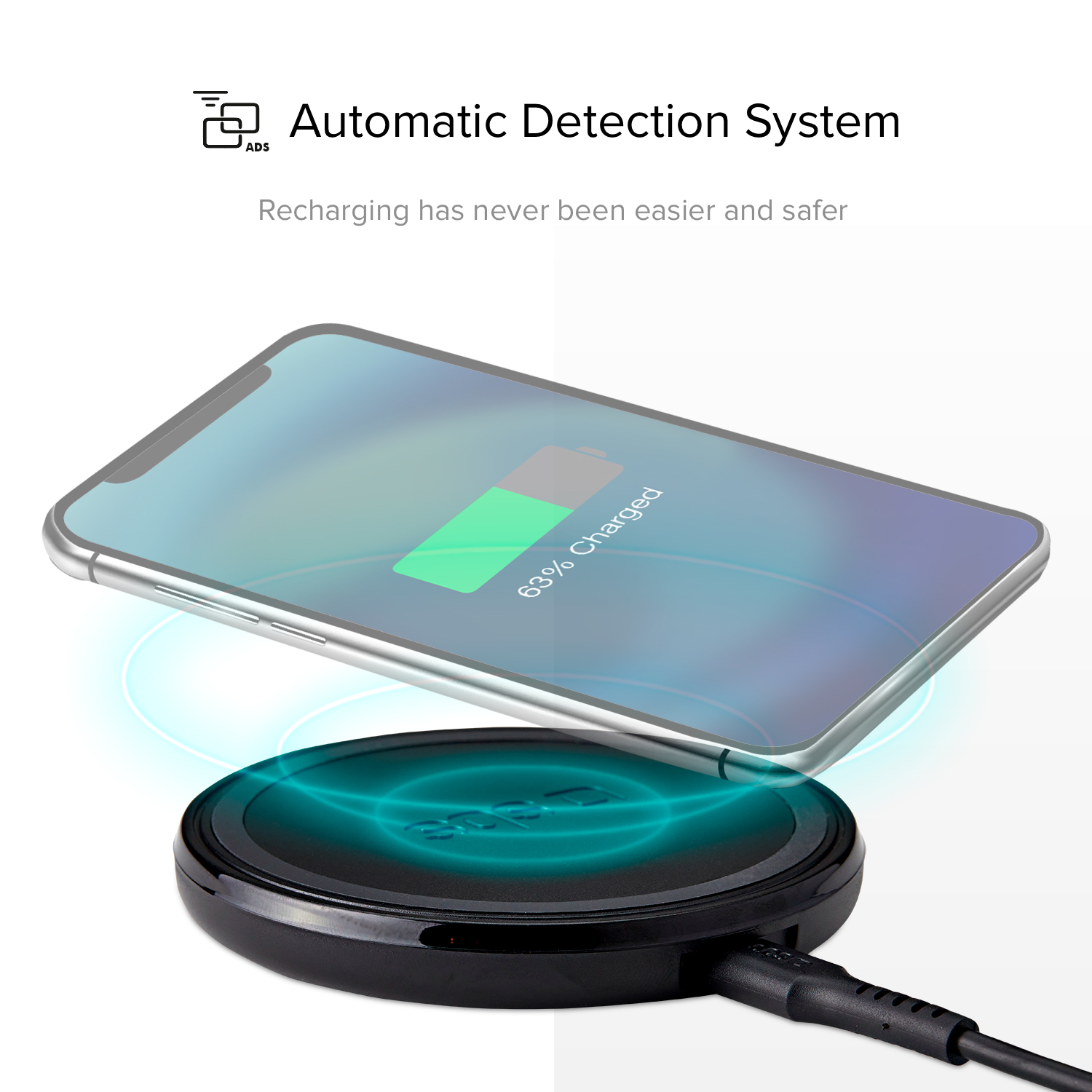 Téléphone sur socle de charge, en charge, vert 63% Chargé. Socle noir avec logo.