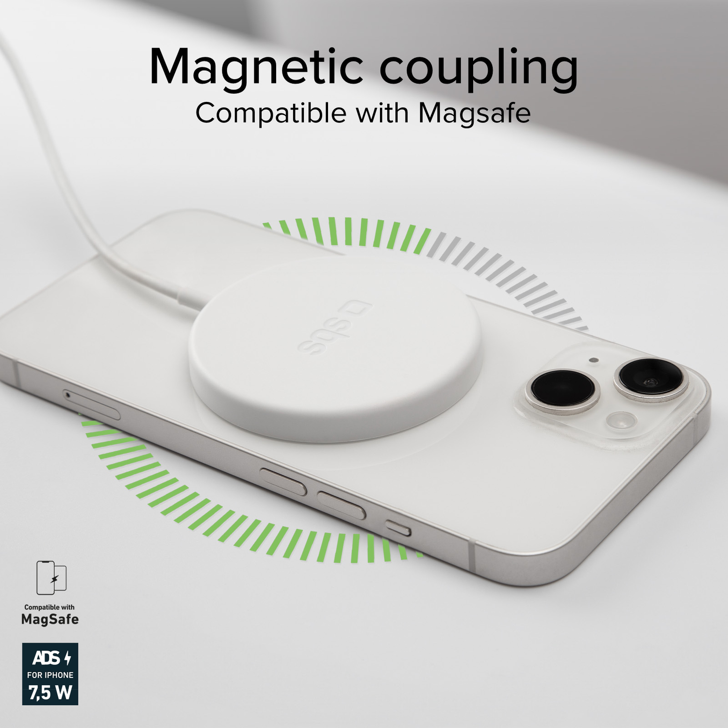 Un téléphone blanc est posé sur une surface, et un chargeur sans fil blanc est connecté. Des lignes vertes indiquent la charge.