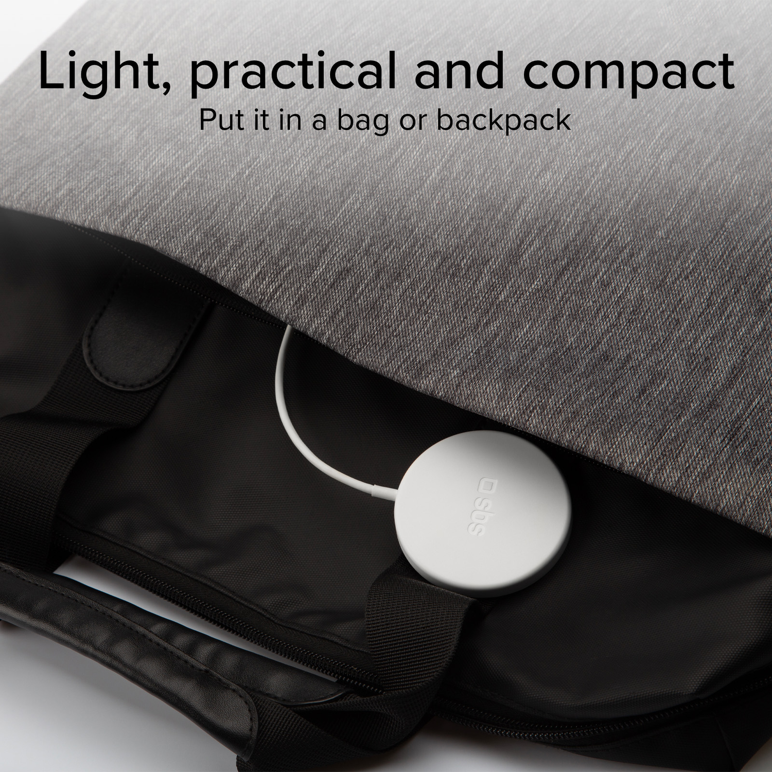Chargeur sans fil blanc et câble à l'intérieur d'un sac noir.