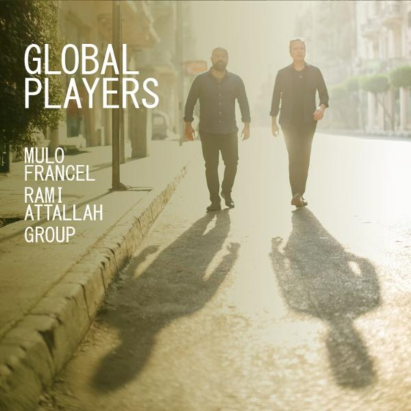 Albumcover mit zwei Männern, die gehen, Schatten im Sonnenuntergang. Text 'GLOBAL PLAYERS' und Bandname.