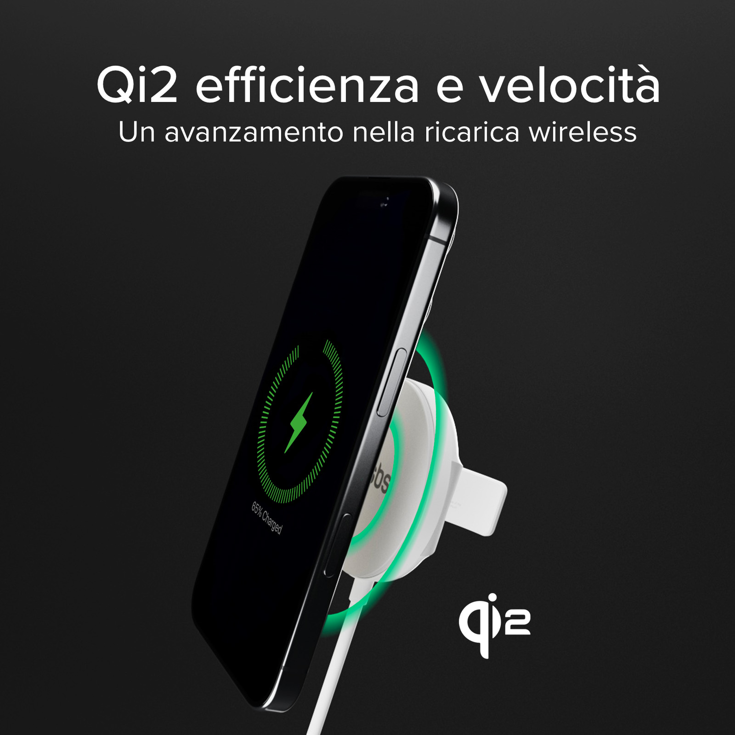 Zwarte telefoon draadloos opladen op witte standaard. Tekst over Qi2. Zwarte achtergrond.