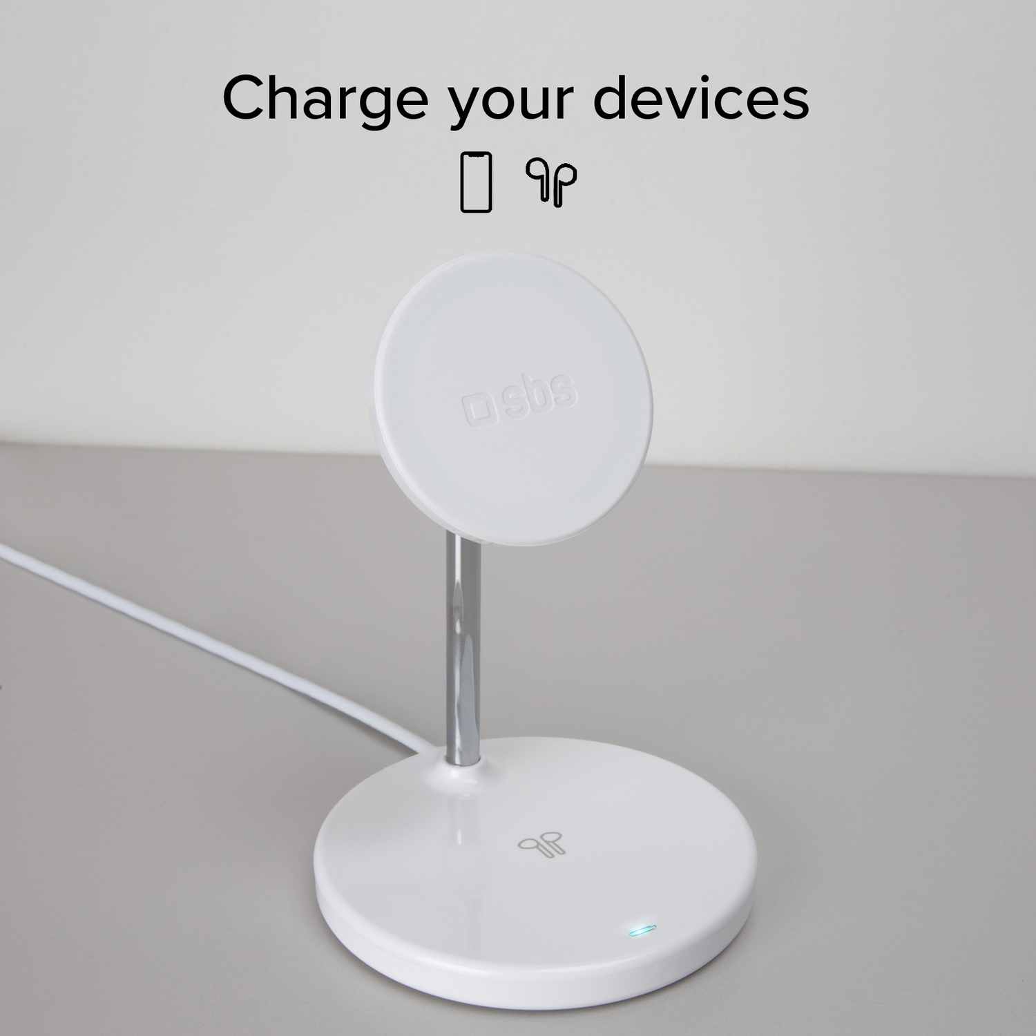 Een wit oplaadstation op een tafel met een witte achtergrond.