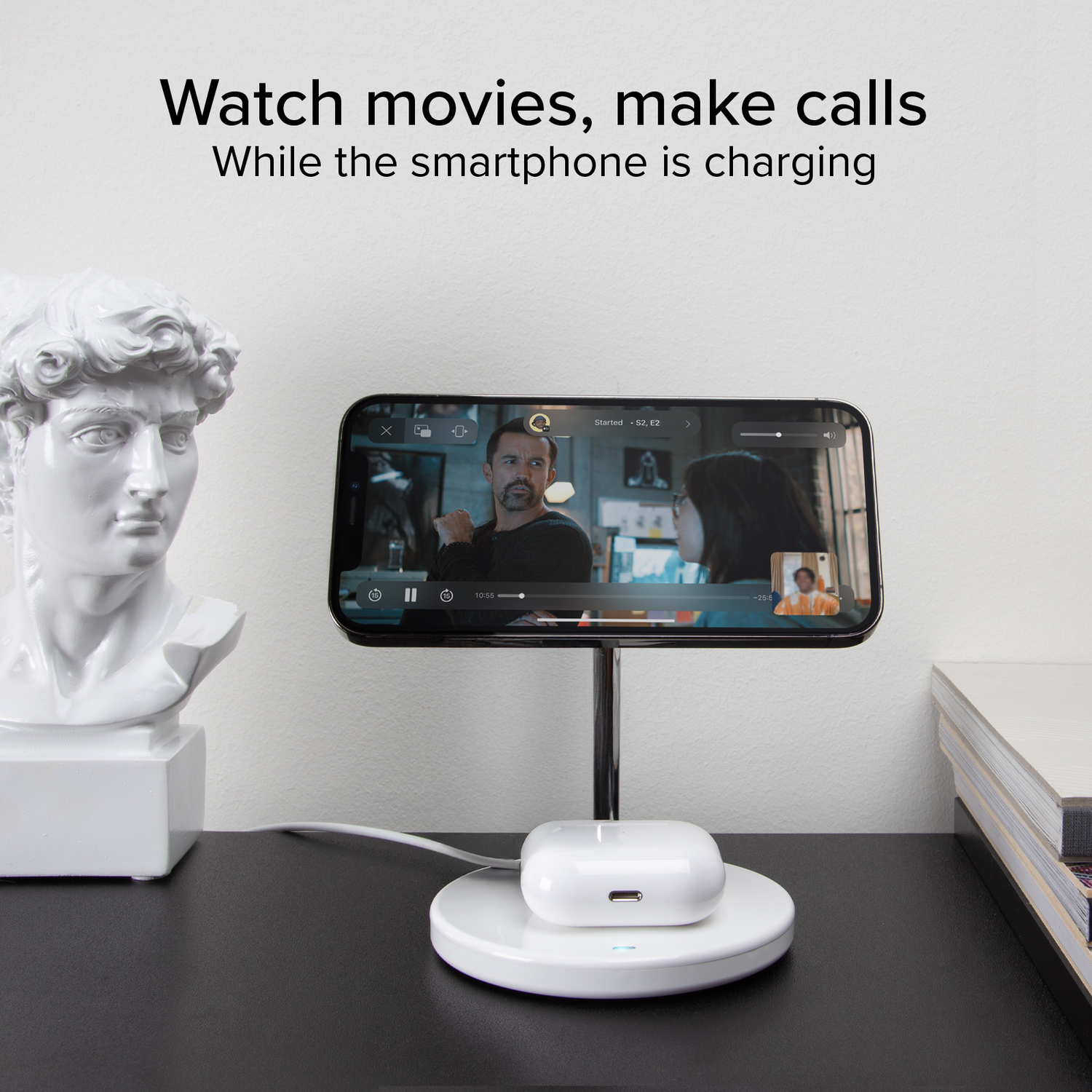 Een smartphone op een oplaadstandaard, met een videogesprek.