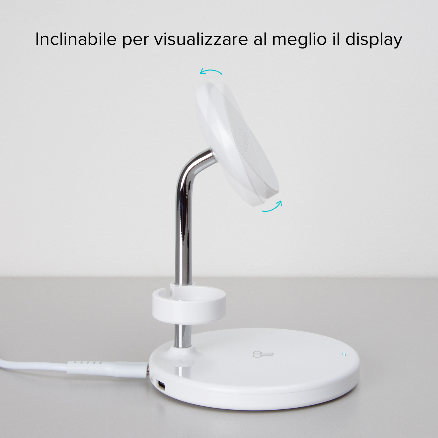Witte oplaadstandaard met een kantelbare displayhouder. Een chromen steun en een ronde basis zijn ook zichtbaar.