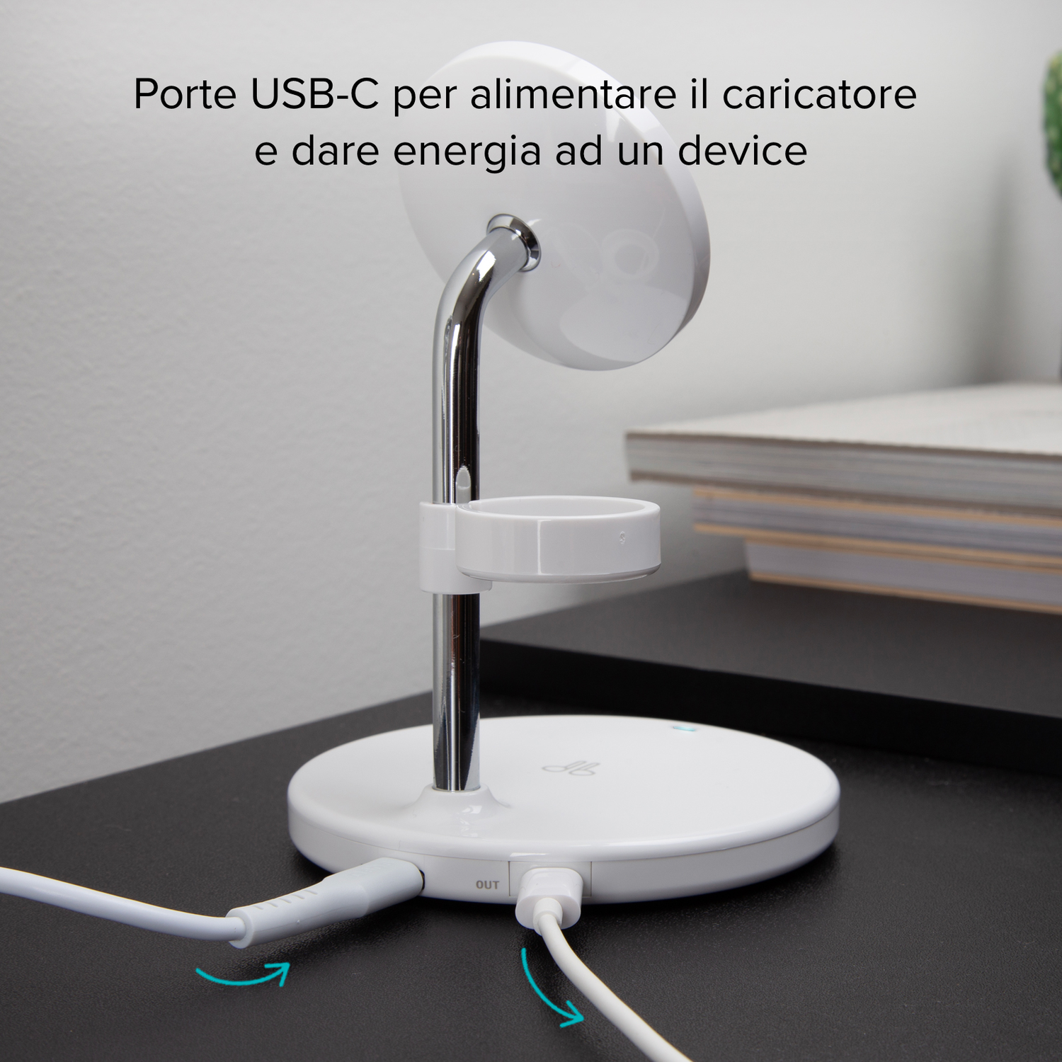 Witte draadloze opladerstandaard met USB-C-poort, zwarte tafel en witte kabel. Tekst over USB-C.