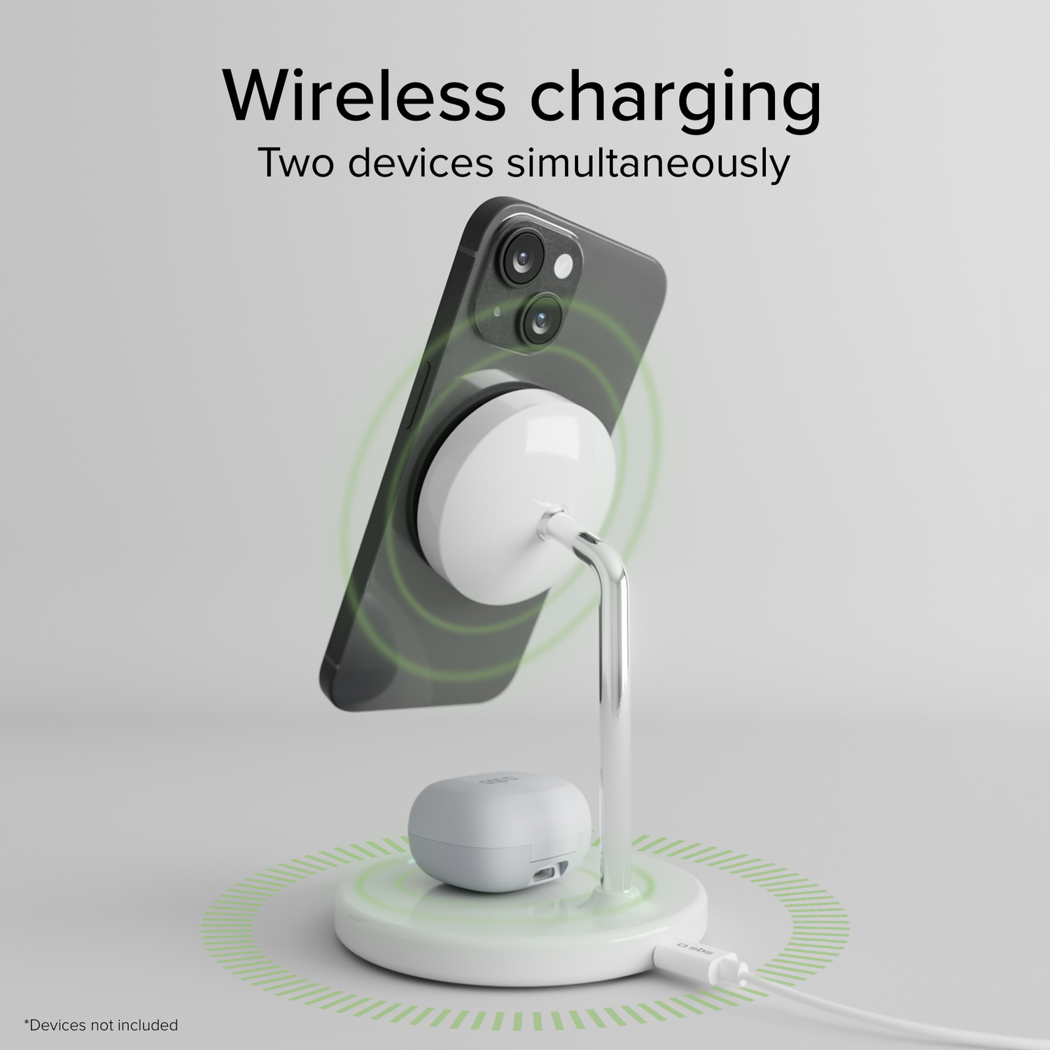 Draadloze oplaadstandaard met een telefoon, die een klein apparaat oplaadt. Witte basis, zilveren paal.