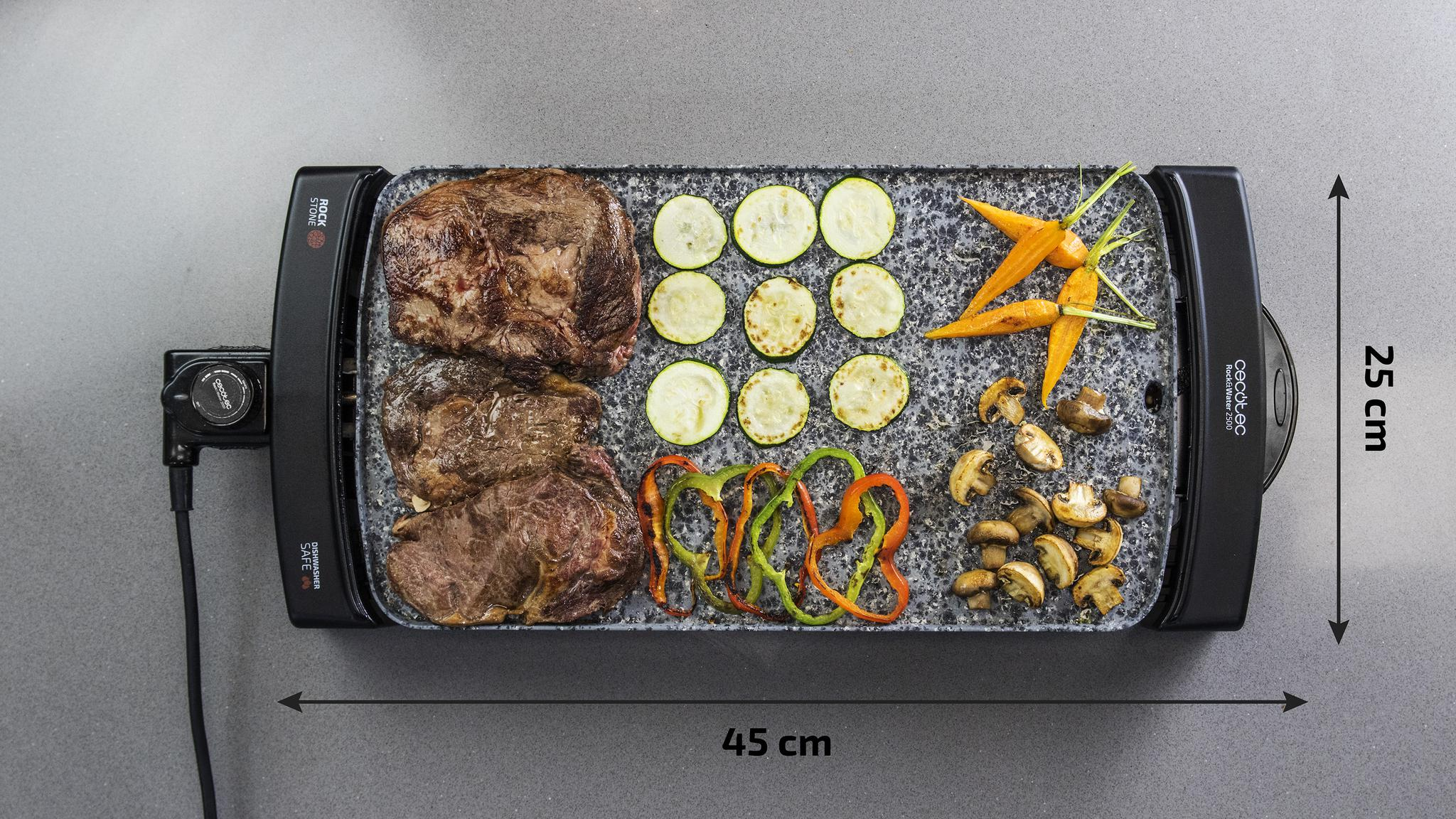 Vista superior de una parrilla con filetes, calabacín, zanahorias y champiñones. Dimensiones: 45x25 cm.