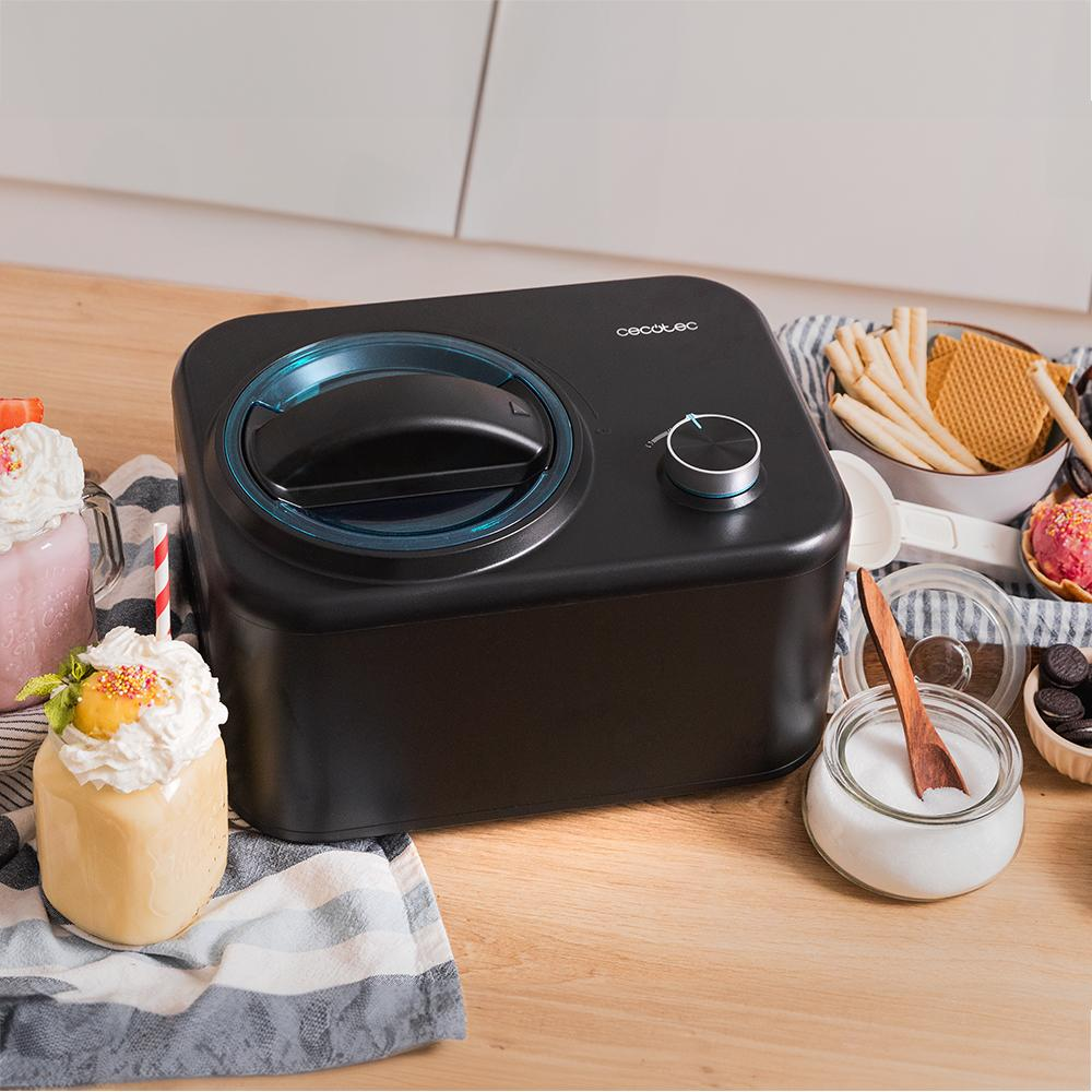 Máquina de helados negra con anillo azul, con ingredientes y batido.