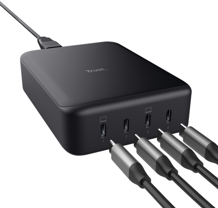 Fekete többportos töltő. USB portok és kábel. Négy USB-C port. Fehér háttér.