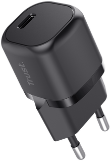 Fekete töltő fülekkel. USB-C port. Trust logó. Szögletes nézet, fekete háttér.