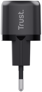 Fekete Trust USB töltő európai dugóval, fehér háttérrel.