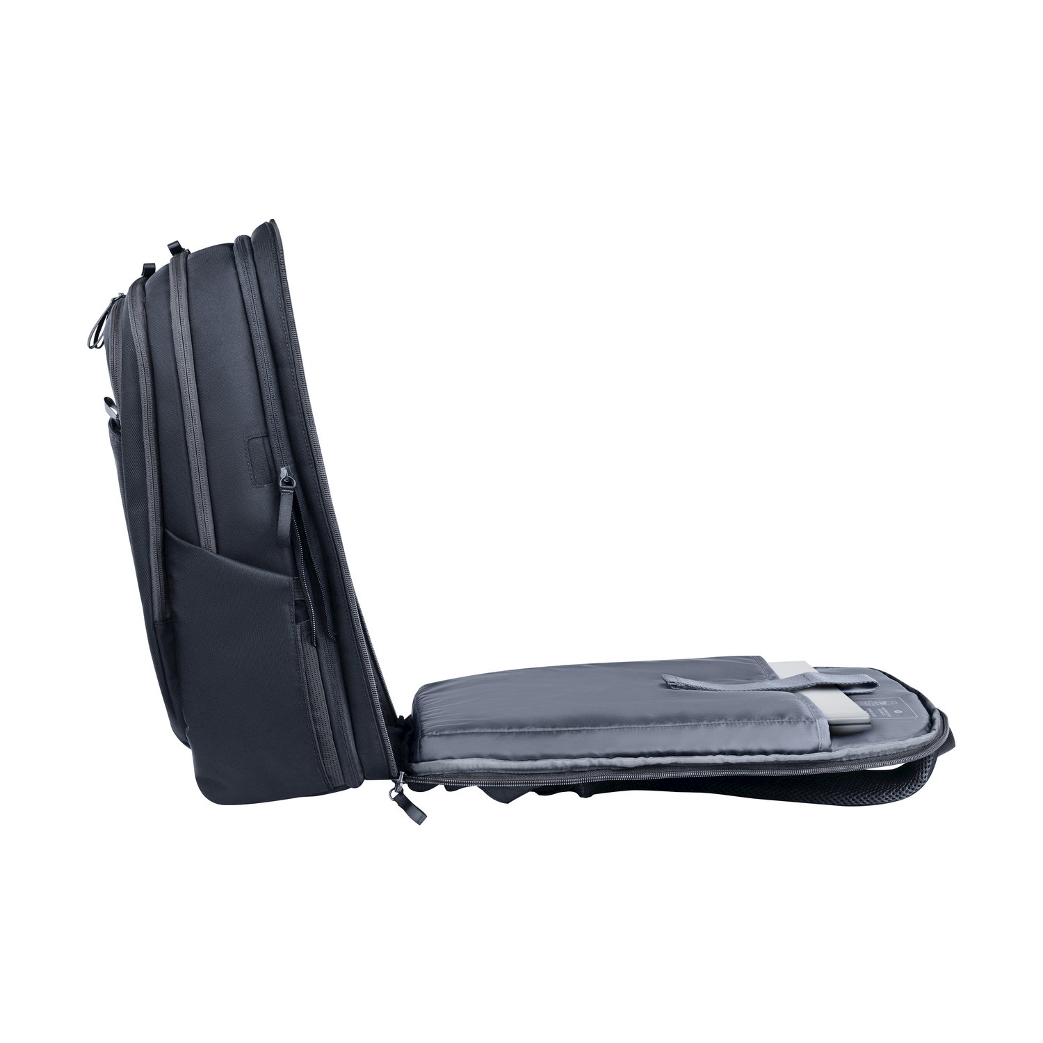 Zaino nero con custodia per laptop aperta, sfondo bianco.