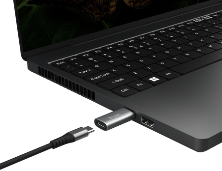 Laptop USB-C csatlakozóval. A port egy ezüst USB-C adapterhez csatlakozik.