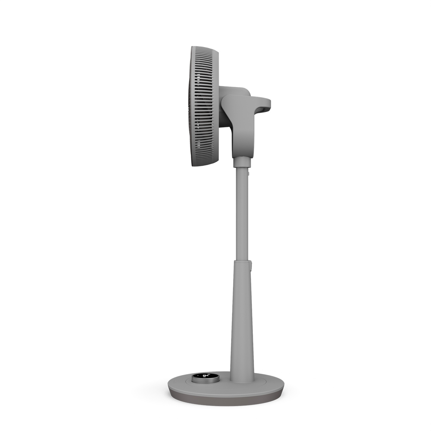 Un ventilateur sur pied gris sur fond blanc, vue de profil. Le ventilateur est droit avec une base circulaire.