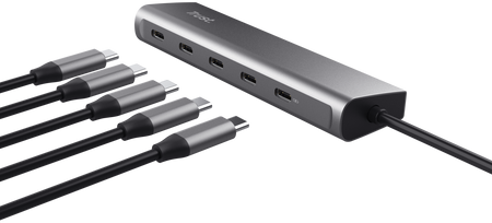 Ezüst többfunkciós USB hub, több csatlakoztatott kábellel, sötét felületen.