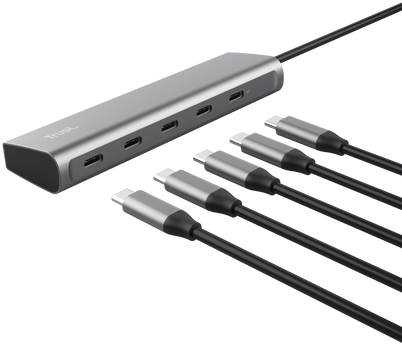 Egy szürke többfunkciós adapter több USB-C és USB porttal, valamint egy fekete USB-C kábelkészlet.