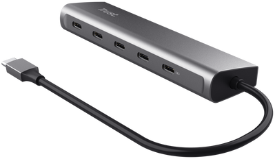 Ezüst hub USB-C portokkal és fekete kábellel fekete háttéren.