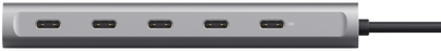 Egy ezüst USB-C hub több USB-C porttal, fekete kábelhez csatlakoztatva.