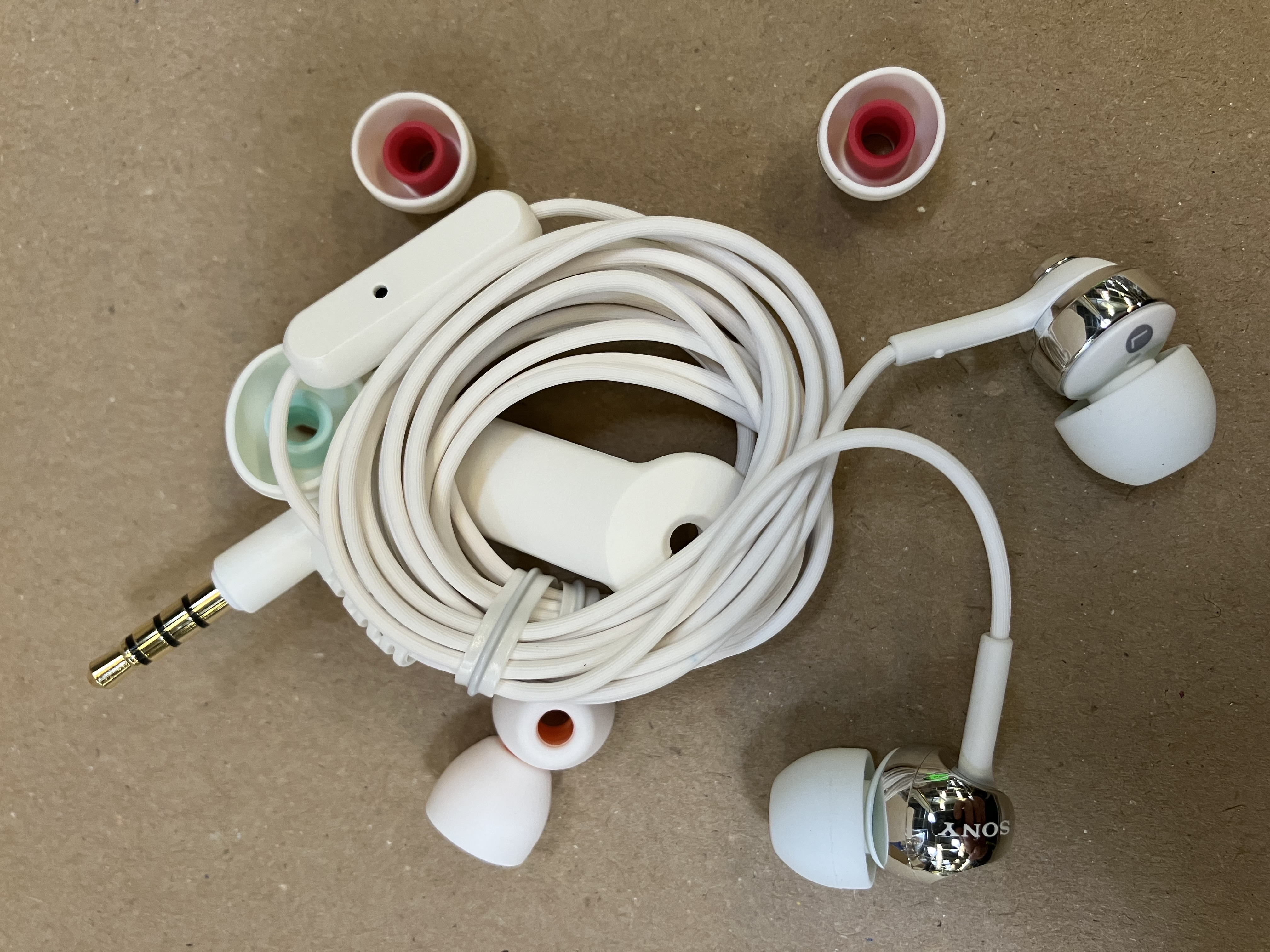 Czarny ekspres do espresso Gaggia Classic. Czarny zbiornik na wodę i logo Gaggia.