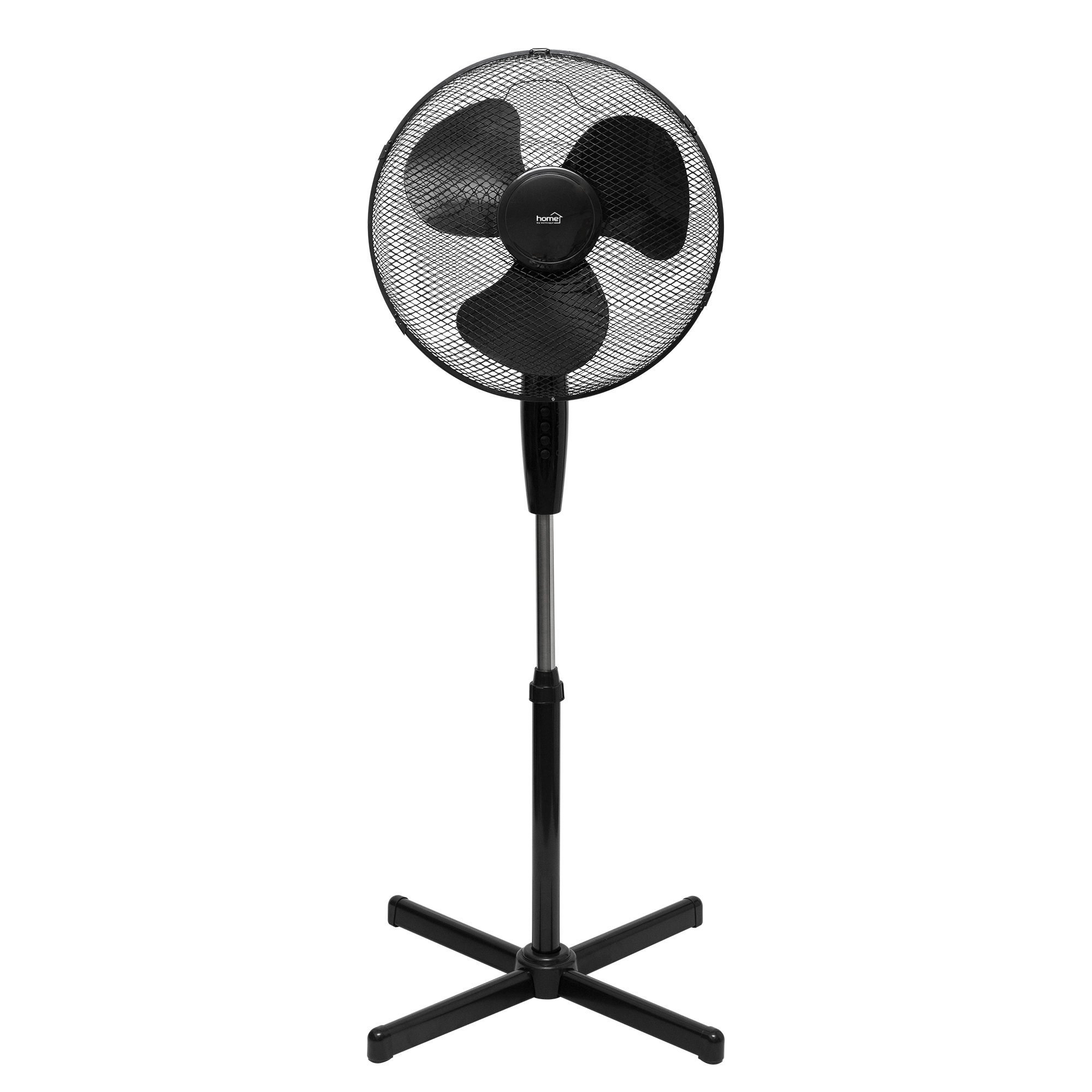 Egy fekete álló ventilátor fehér háttér előtt. A ventilátornak három lapátja és egy védőrácsa van.