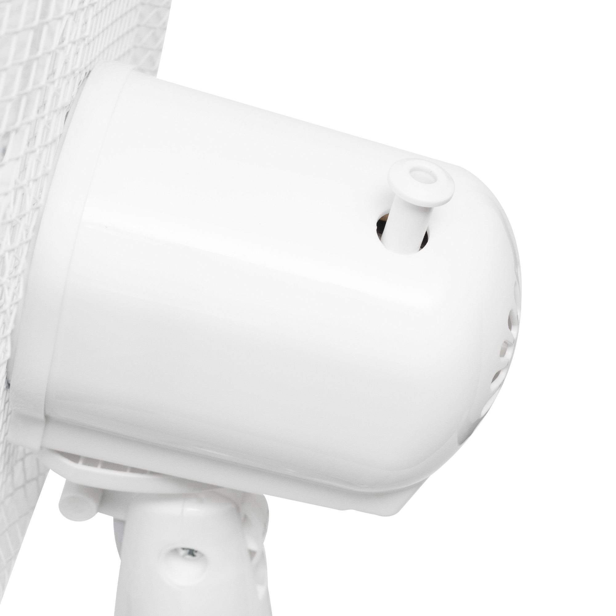 Fehér ventilátormotor fehér ventilátorvédővel a háttérben.