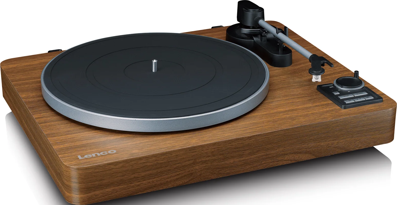 Platine vinyle grain de bois. Plateau noir, bord argenté, panneau de commande et bras. Socle en bois marron.