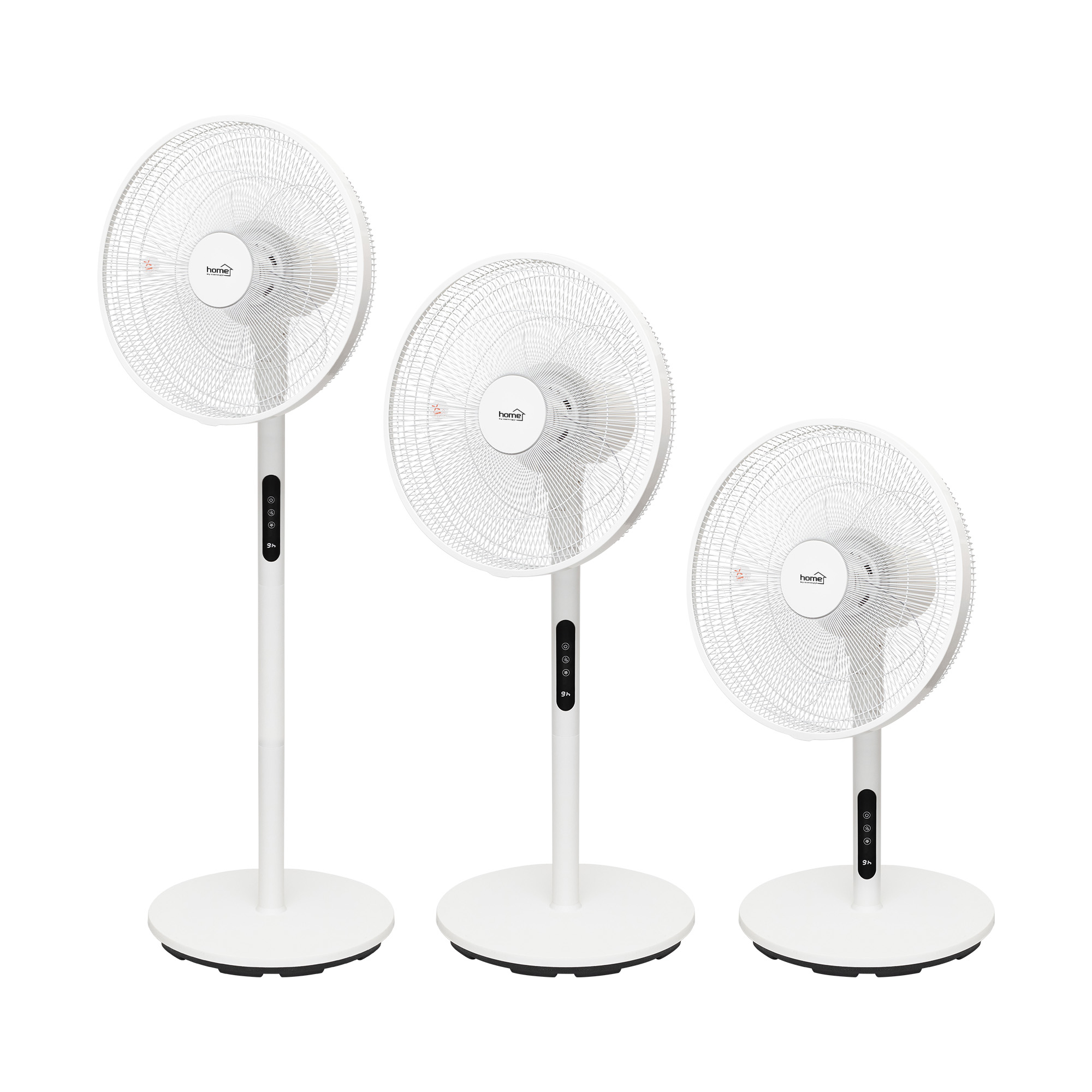 Három fehér ventilátor kerek talppal. Mindegyik védőráccsal és vezérlőpanellel rendelkezik.