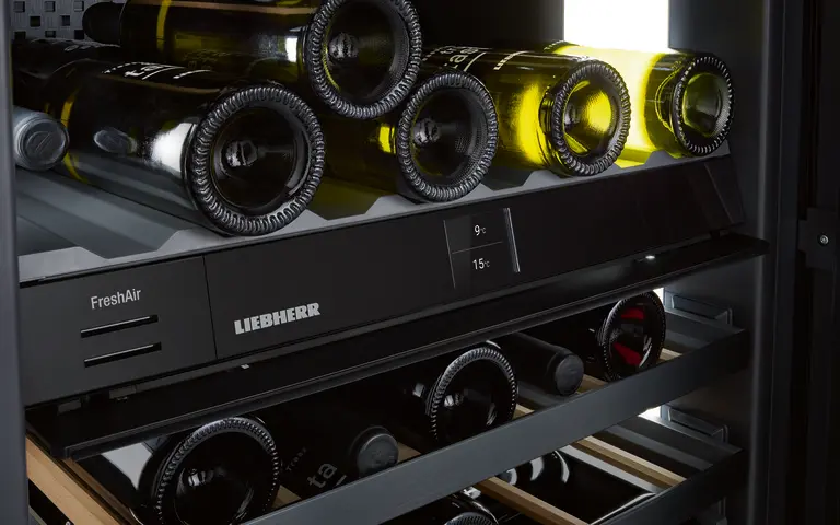 Weinkühler mit Flaschen im Inneren, der den Innenraum mit Regalen und Temperaturanzeige zeigt. Marke Liebherr.