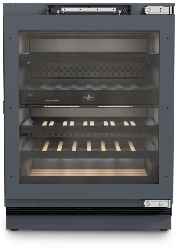 Ein Einbaukühlschrank mit Glastür. Im Inneren befinden sich Regale mit Weinflaschen und anderen Gegenständen.