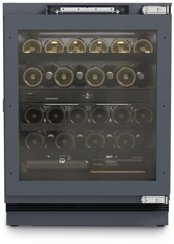Ein Weinkühlschrank mit mehreren Reihen Weinflaschen und einem Regal mit einigen Gegenständen.