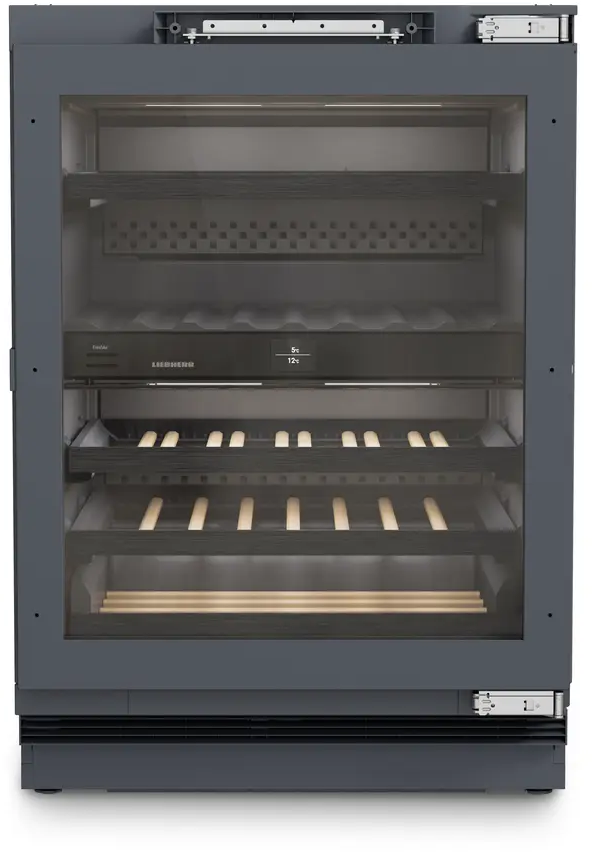 Dunkelgrauer Kühlschrank mit Glastüren und Holzregalen.