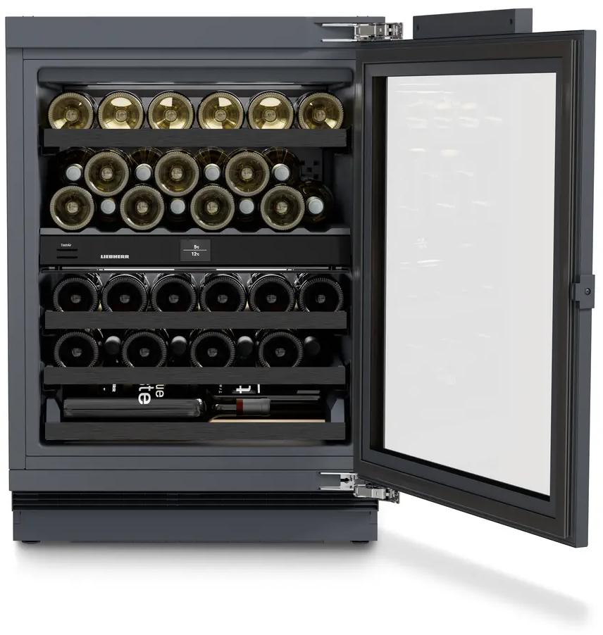 Weinkühler mit offener Tür, Flaschen auf Regalen, grauer Schrank, weißer Hintergrund.