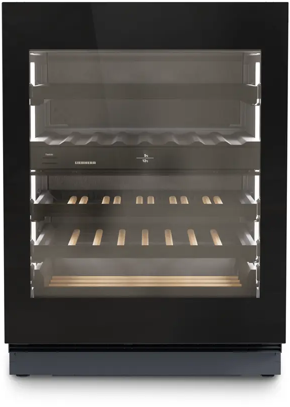 Schwarzer Weinkühlschrank mit Glastür, mehrere Regale für Weinflaschen.