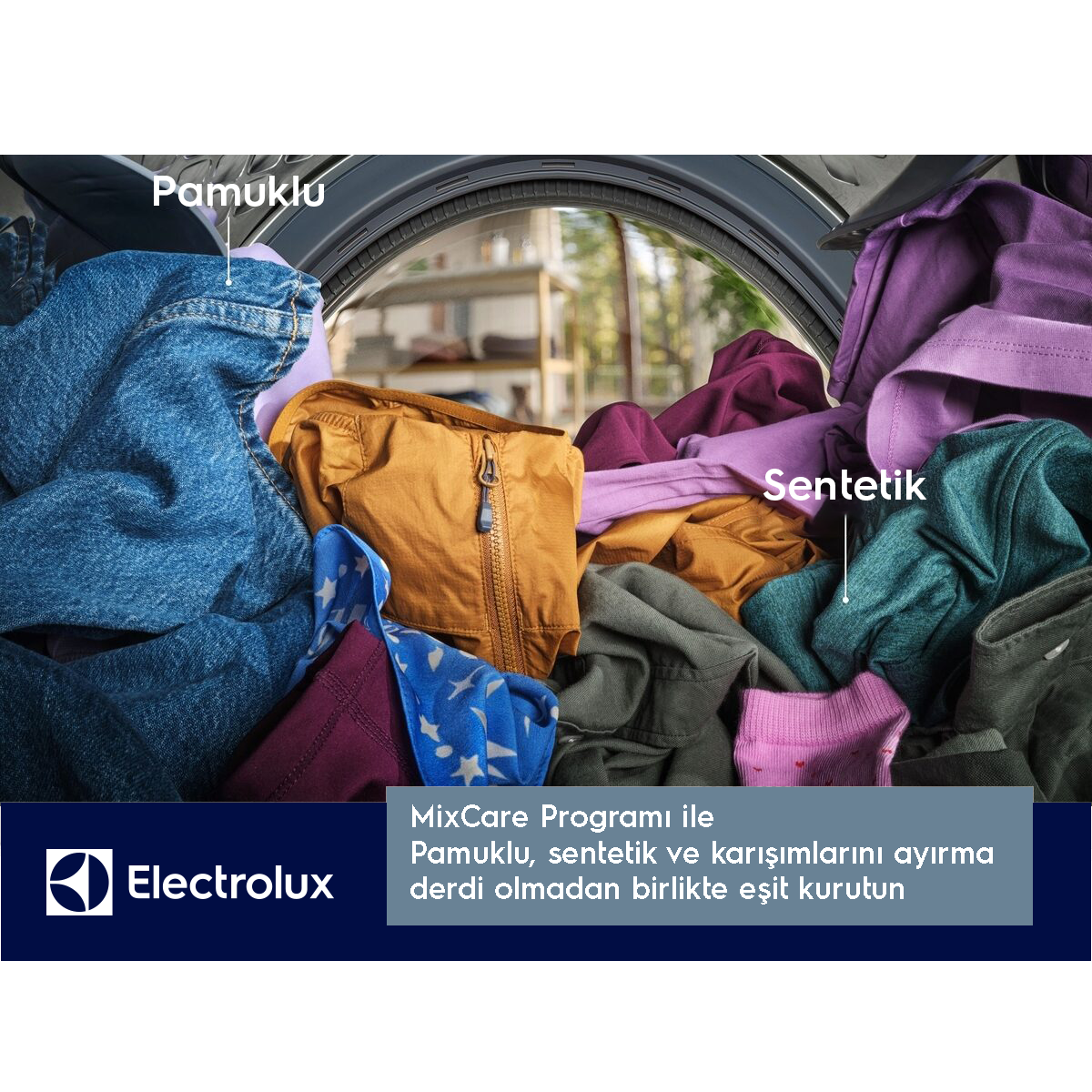Çamaşır makinesi içi kıyafetlerle. 'Pamuklu' ve 'Sentetik' yazısı. Electrolux logosu. Koyu mavi arka plan.