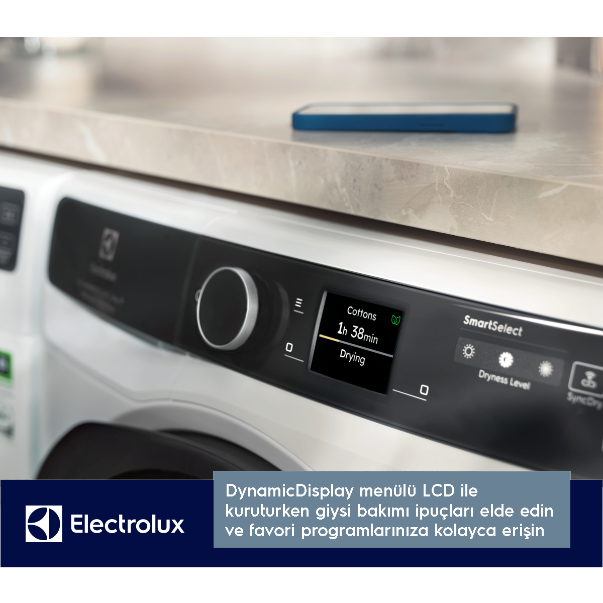 Beyaz ve siyah Electrolux kurutucu, kurutma süresini ve ayarları gösteren ekranla.