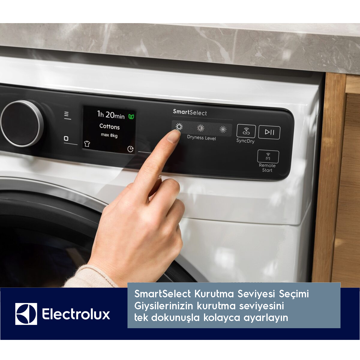 Beyaz bir çamaşır makinesinin kontrol paneli. Bir el, kuruluk seviyesi simgesine dokunuyor.