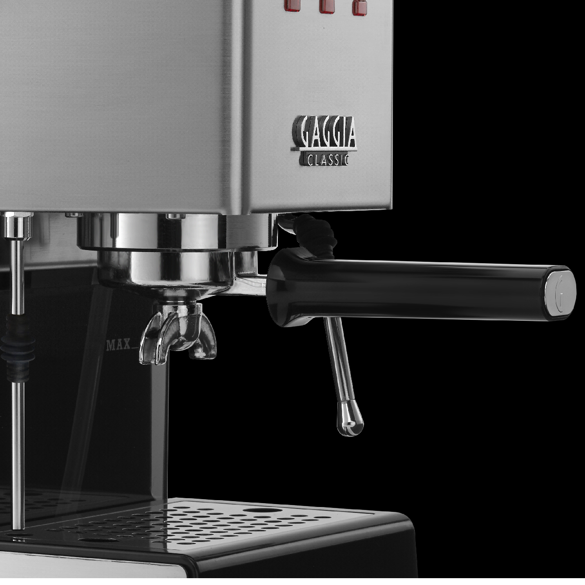 Nahaufnahme einer Espressomaschine aus Edelstahl mit schwarzem Griff und schwarzer Oberfläche.