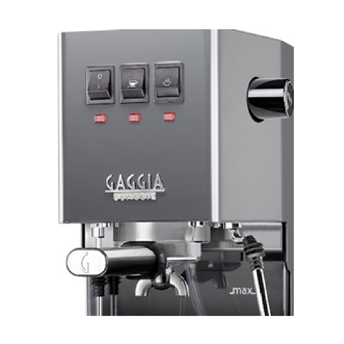 Eine silberne Gaggia Classic Kaffeemaschine mit drei Schaltern und einer Dampflanze. Die Maschine steht auf einer Theke.